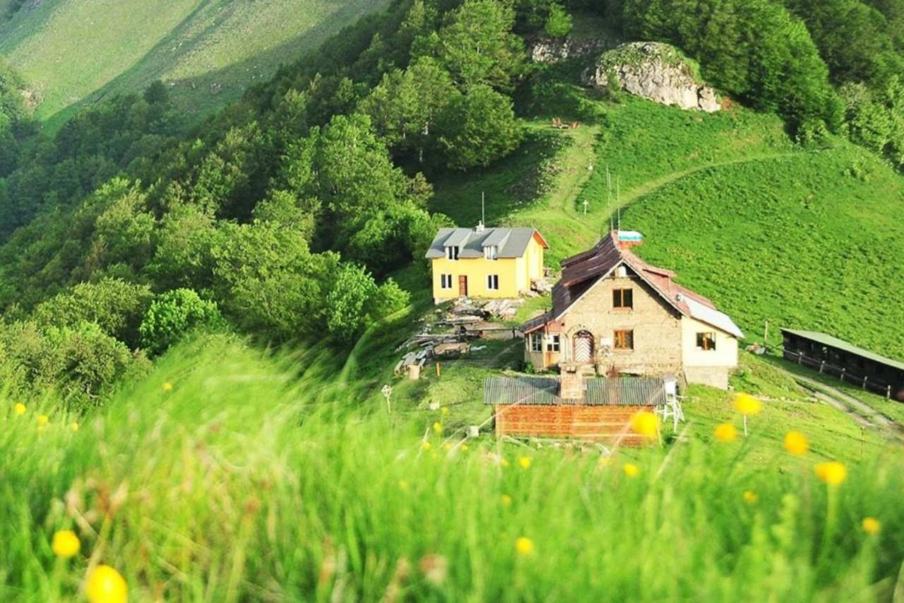 хижа Мазалат и Пеещите скали